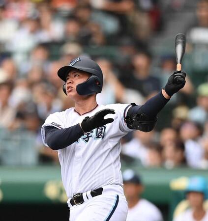 　２回、ソロを放つ高川学園・遠矢（撮影・西田忠信）