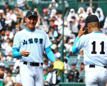 　７回、同点に追いつかれ交代する山梨学院・菰田陽生（左）＝撮影・山口登