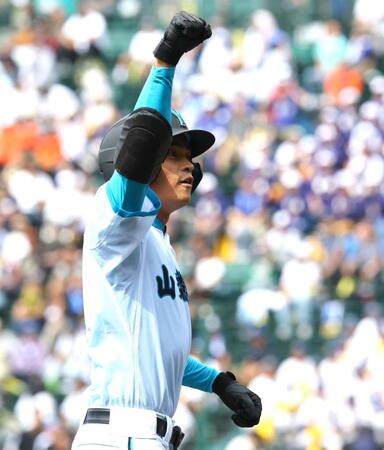 　８回、適時三塁打を放ちガッツポーズを見せる山梨学院・鳴海柚莱（撮影・山口登）