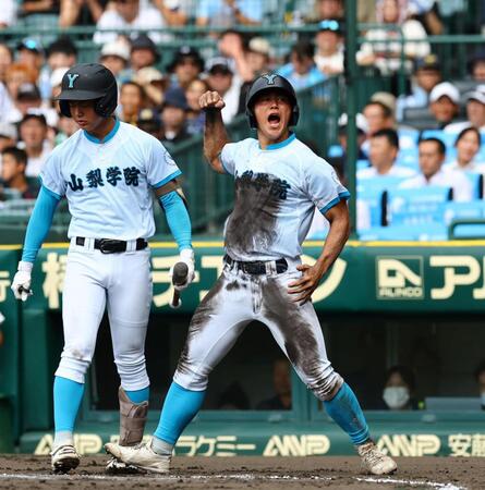 　６回、生還しガッツポーズを見せる山梨学院・万場翔太（撮影・山口登）