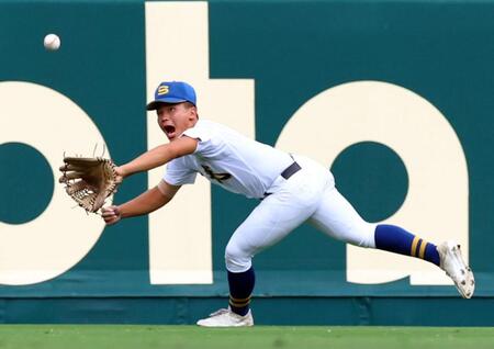 　１回、聖光学院・鈴木来夢は山梨学院・宮川真聖の飛球を好捕する（撮影・山口登）