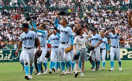 　応援団の声援に応える山梨学院・菰田陽生（中央）ら山梨学院ナイン（撮影・山口登）