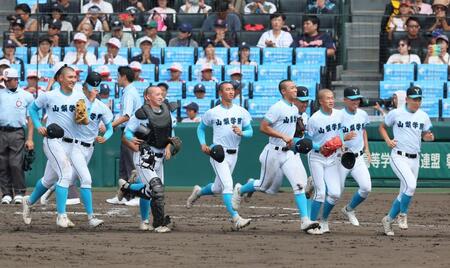 　試合に勝利し喜ぶ山梨学院・菰田陽生（左端）ら山梨学院ナイン（撮影・石井剣太郎）
