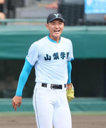 　６回、野手の好捕に笑顔を見せる山梨学院・菰田陽生（撮影・石井剣太郎）