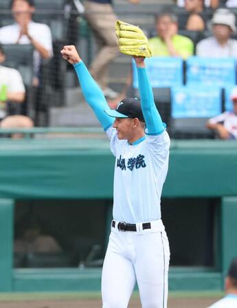 　６回、野手の好捕に喜ぶ山梨学院・菰田陽生（撮影・石井剣太郎）