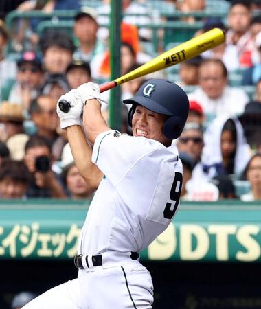 　１回、左前に先制適時打を放つ岡山学芸館・繁光広翔（撮影・山口登）