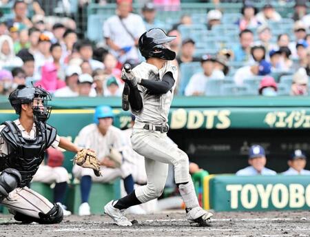 　５回、先制適時打を放つ尽誠学園・木下立晴（撮影・今井雅貴）