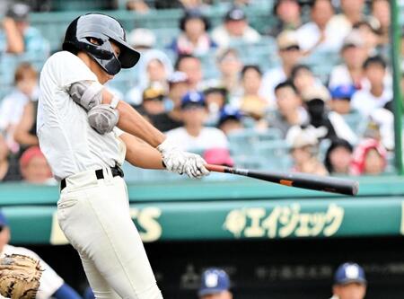 　５回、適時打を放ち追加点を得る尽誠学園・広瀬賢汰（撮影・今井雅貴）