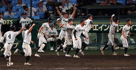 　１２回、叡明にサヨナラ勝ちし、ベンチを飛び出す津田学園ナイン（撮影・中田匡峻）