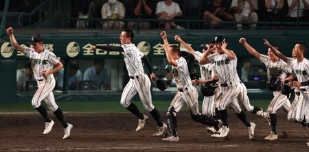 　叡明にサヨナラ勝ちし、駆け出す桑山皓太朗（左から２人目）ら津田学園ナイン（撮影・中田匡峻）