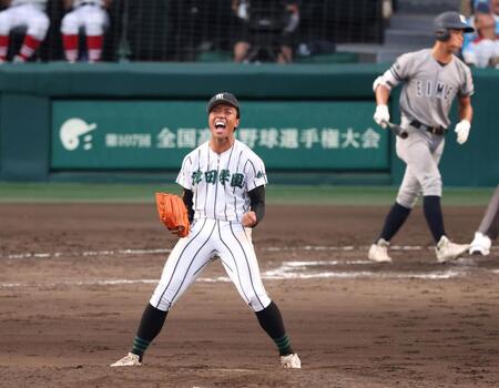 　１０回、叡明・青木柚吾（奥）を空振り三振に斬り、ほえる津田学園・桑山皓太朗（撮影・中田匡峻）