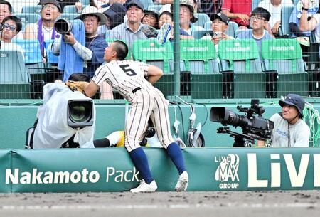 　８回、一生懸命ボールを追い、諦めない姿勢を見せる東大阪大柏原・下平蓮斗（撮影・今井雅貴）