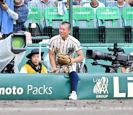 　８回、一生懸命ボールを追い、諦めない姿勢を見せる東大阪大柏原・下平蓮斗（撮影・今井雅貴）
