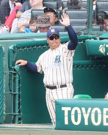 　指示を出す東大阪大柏原・土井健大監督（撮影・石井剣太郎）