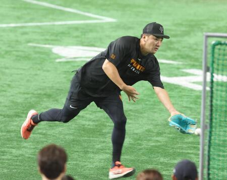 　調整する田中将（撮影・金田祐二）