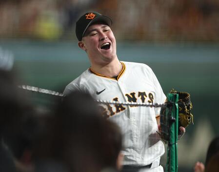 　８回、田中の邪飛を捕り笑顔のリチャード（撮影・金田祐二）