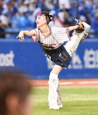 　始球式を務めた水曜日のカンパネラの詩羽（撮影・園田高夫）