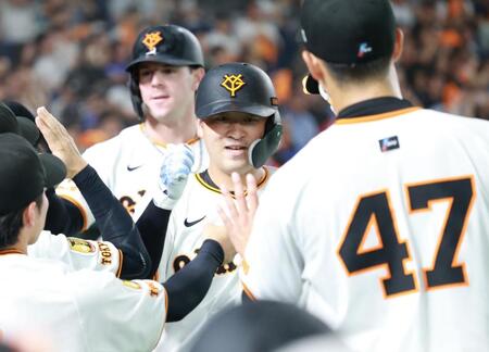 　３回、左越え２ランを放ち、森田（４７）に迎えられる岸田（撮影・金田祐二）