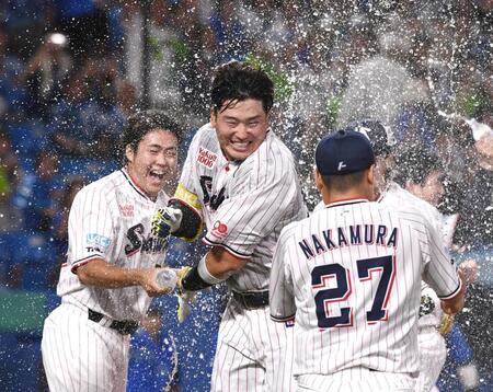 　９回、サヨナラ２ランを放ちナインに祝福される村上（中央）＝撮影・園田高夫