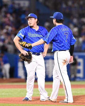 　村上のサヨナラ２ランを浴びガックリの中川虎（左）＝撮影・園田高夫