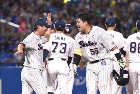 　高津監督（左）と喜びを分かち合う村上（撮影・園田高夫）