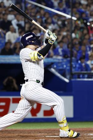 　９回ヤクルト無死一塁、村上が中越えにサヨナラの２ランを放つ＝神宮