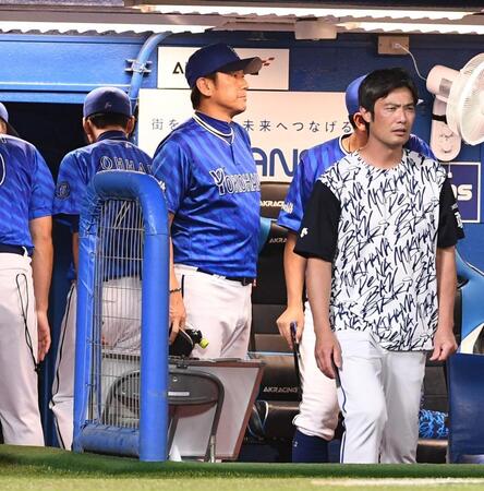 　ベンチでぼうぜんの三浦監督（中央）＝撮影・園田高夫