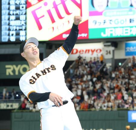 　７回無失点の好投を見せファンの声援に応える森田（撮影・金田祐二）