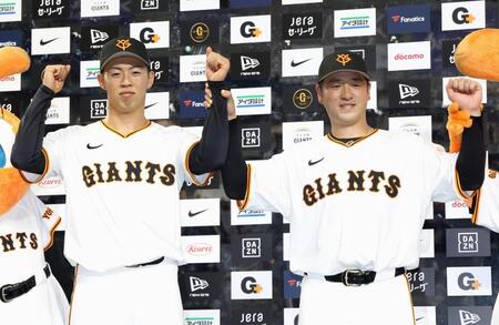 　ヒーローインタビューでポーズをとる森田（左）と岸田