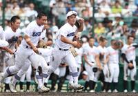 　試合に勝利し、駆け出す県岐阜商・横山温大（中央）ら県岐阜商ナイン（撮影・中田匡峻）