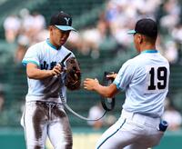 　６回、山梨学院・平野天斗はベルトが切れて交換する（撮影・山口登）