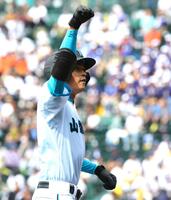 　８回、適時三塁打を放ちガッツポーズを見せる山梨学院・鳴海柚莱（撮影・山口登）