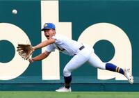 　１回、聖光学院・鈴木来夢は山梨学院・宮川真聖の飛球を好捕する（撮影・山口登）