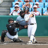 　７回、同点打を放つ聖光学院・鈴木来夢（撮影・石井剣太郎）