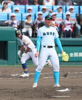 　７回、聖光学院・鈴木来夢に同点打を許した山梨学院・菰田陽生（撮影・石井剣太郎）