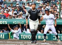 　１回、先制点に盛り上がる岡山学芸館ナイン（撮影・山口登）