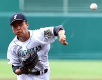 　汗を飛ばし力投する岡山学芸館・青中陽希（撮影・山口登）