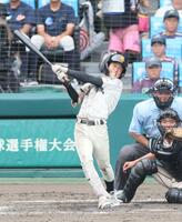 　５回、先制適時打を放つ尽誠学園・木下立晴（撮影・石井剣太郎）