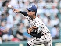 　１回、先発投手として鋭い球を投げる東大阪大柏原・川崎龍輝（撮影・今井雅貴）