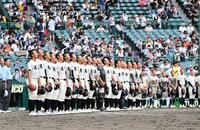 　東大阪大柏原に勝利し、校歌を歌う尽誠学園ナイン（撮影・今井雅貴）