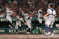 　試合に勝利し喜ぶ津田学園ナイン（撮影・石井剣太郎）