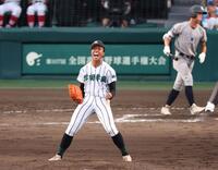 　１０回、叡明・青木柚吾（奥）を空振り三振に斬り、ほえる津田学園・桑山皓太朗（撮影・中田匡峻）