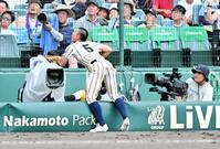 　８回、一生懸命ボールを追い、諦めない姿勢を見せる東大阪大柏原・下平蓮斗（撮影・今井雅貴）