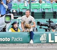 　８回、一生懸命ボールを追い、諦めない姿勢を見せる東大阪大柏原・下平蓮斗（撮影・今井雅貴）