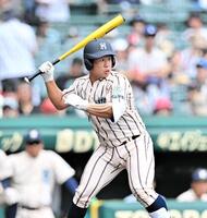 　３、東大阪大柏原・片腕でバットを振る竹本歩夢（撮影・今井雅貴）