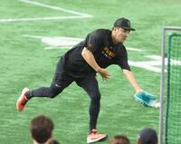 　調整する田中将（撮影・金田祐二）