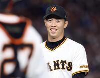 　２回表を終え、笑顔でベンチに戻る森田