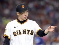 　５回表を終え、ベンチに戻る森田