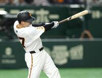 　３回、左越え２ランを放つ岸田（撮影・金田祐二）