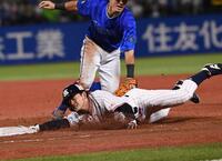 　８回、打者・内山の時、飛び出してタッチアウトとなる岩田（撮影・園田高夫）